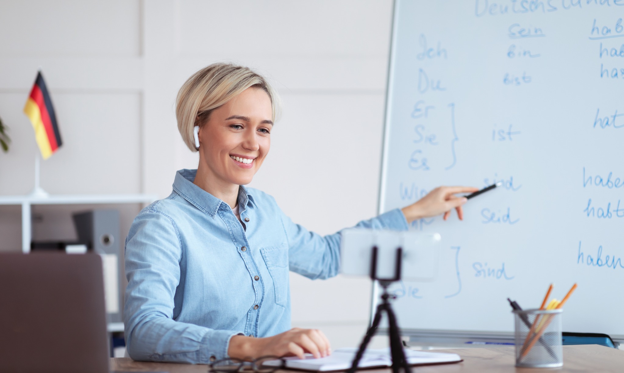 Lehrerin erklärt Grammatik